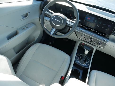 Used 2024 Hyundai Kona SE image 9