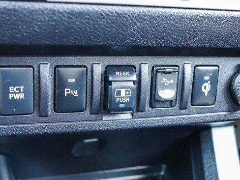 Used 2018 Toyota Tacoma TRD Sport w/ Technology Package RWD image 28