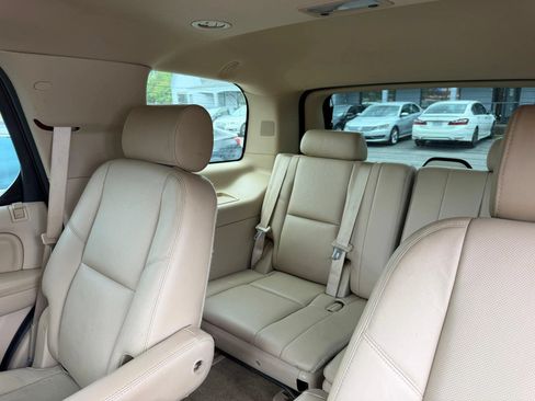 Used 2014 Cadillac Escalade Luxury AWD/4WD image 13