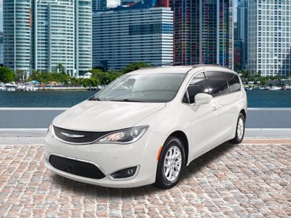 Used 2020 Chrysler Pacifica Touring w/ Advanced Safetytec Group
