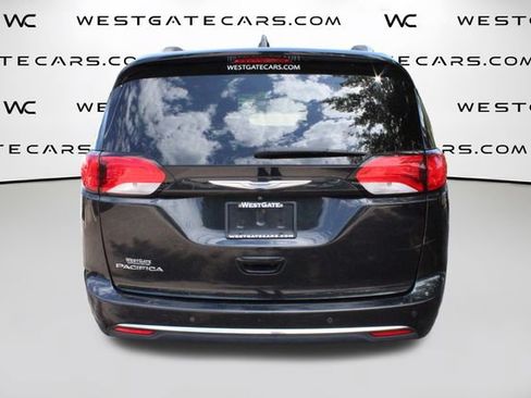 Used 2018 Chrysler Pacifica Touring-L FWD image 4