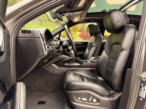 Used 2020 Porsche Cayenne image 17