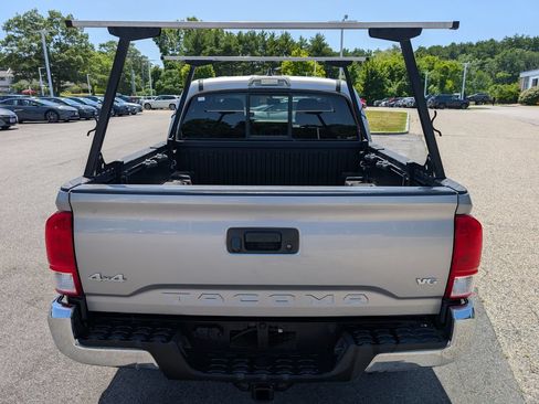 Used 2017 Toyota Tacoma SR5 AWD/4WD image 4