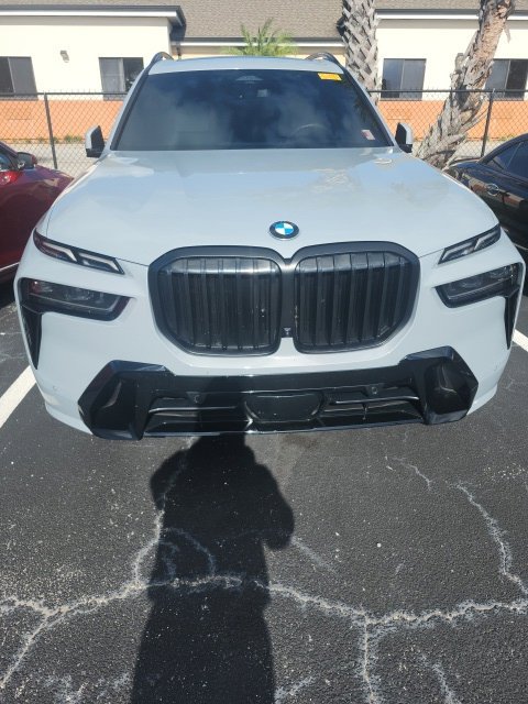Used 2025 BMW X7 xDrive40i w/ M Sport Package AWD/4WD image 3