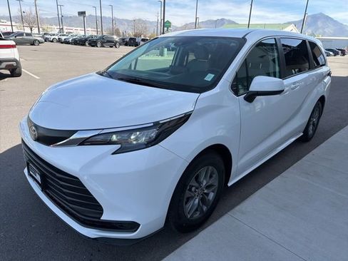 Used 2024 Toyota Sienna LE image 3
