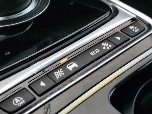 Used 2020 Jaguar F-PACE Premium image 35