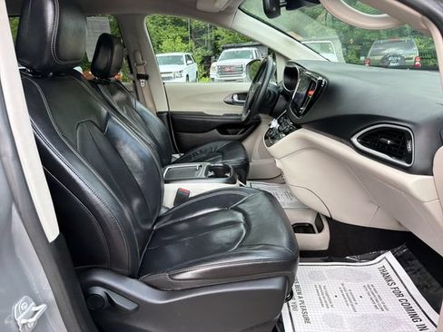 Used 2022 Chrysler Pacifica Touring-L FWD image 26