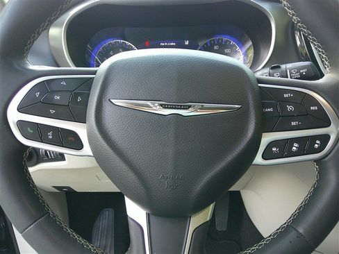 Used 2023 Chrysler Pacifica Touring-L FWD image 11
