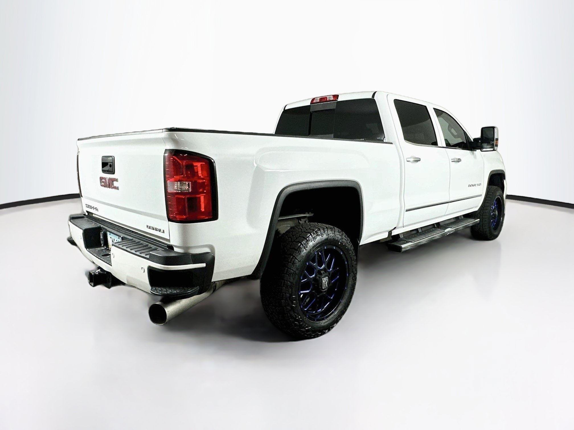 Used 2017 GMC Sierra 2500 Denali w/ Duramax Plus Package AWD/4WD image 9