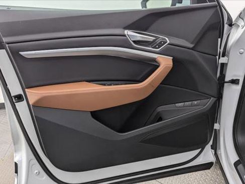 Used 2022 Audi e-tron Premium w/ Convenience Plus Package image 13