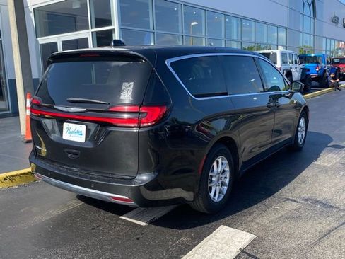 Used 2023 Chrysler Pacifica Touring-L image 9