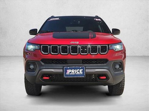 Used 2025 Jeep Compass Trailhawk AWD/4WD image 2