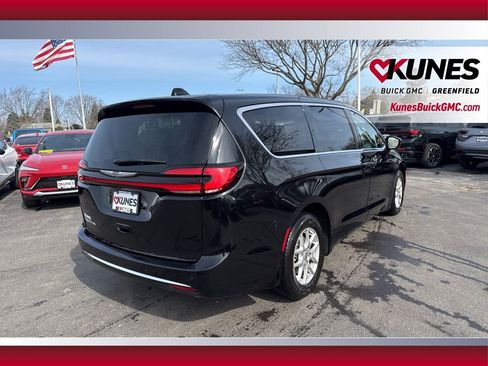 Used 2024 Chrysler Pacifica Touring-L image 5