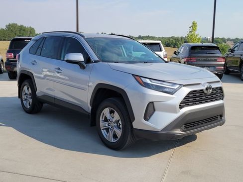 Used 2024 Toyota RAV4 XLE w/ Convenience Package FWD image 4
