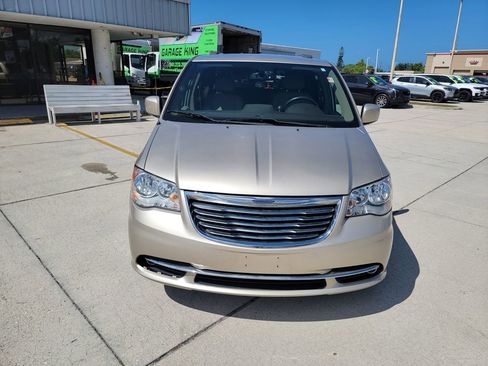 Used 2015 Chrysler Town & Country Touring FWD image 8
