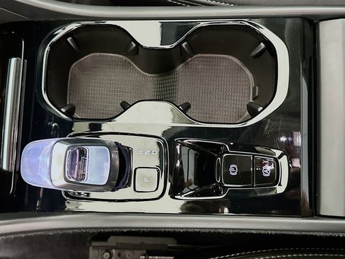 Used 2025 Volvo XC40 B5 Plus image 25