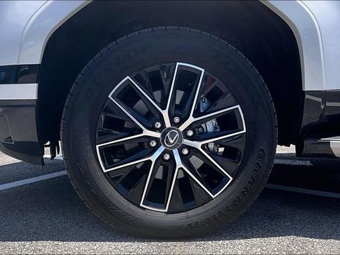 Used 2025 Lexus GX 550 w/ Accessory Package (2T) AWD/4WD image 31