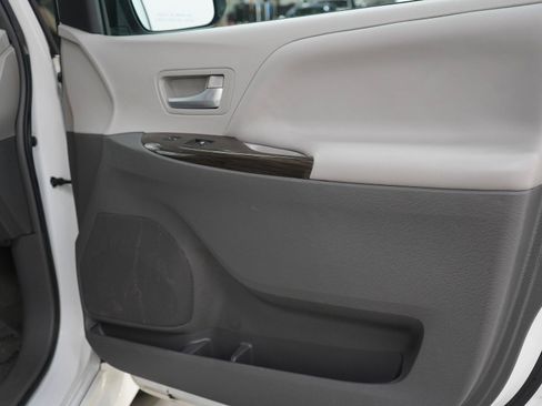 Used 2019 Toyota Sienna XLE Premium AWD/4WD image 9
