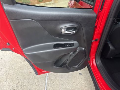 Used 2020 Jeep Renegade Altitude FWD image 35