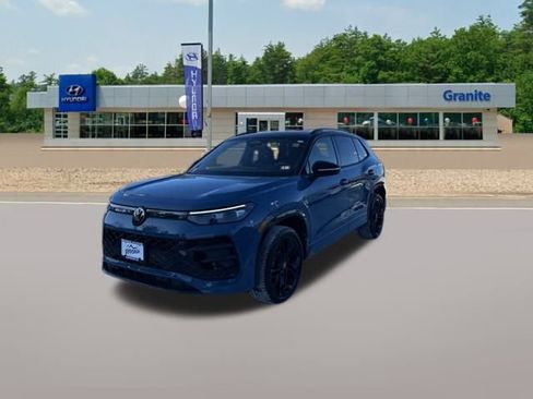 Used 2025 Volkswagen Tiguan SE R-Line AWD/4WD image 3