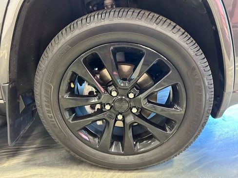 Used 2017 Jeep Grand Cherokee Altitude AWD/4WD image 21
