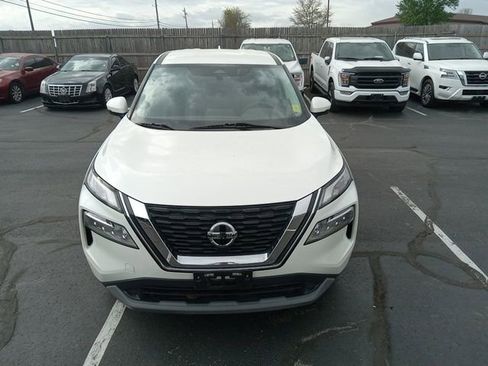 Used 2021 Nissan Rogue SV image 2