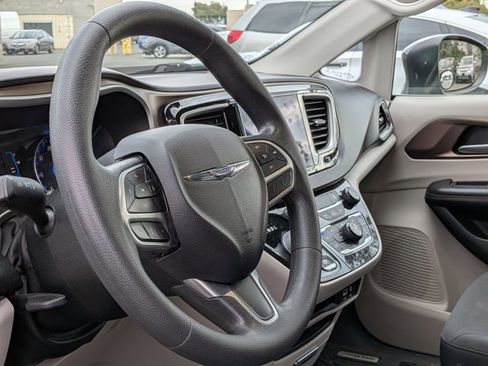 Used 2017 Chrysler Pacifica Touring image 9