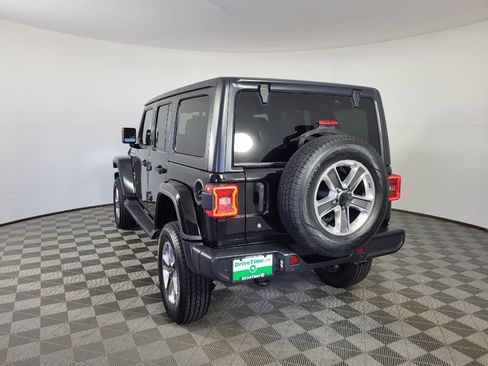 Used 2018 Jeep Wrangler Unlimited Sahara AWD/4WD image 5