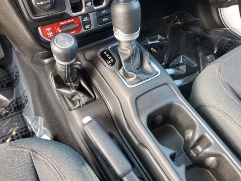 Used 2025 Jeep Wrangler Unlimited Rubicon w/ Convenience Group image 26