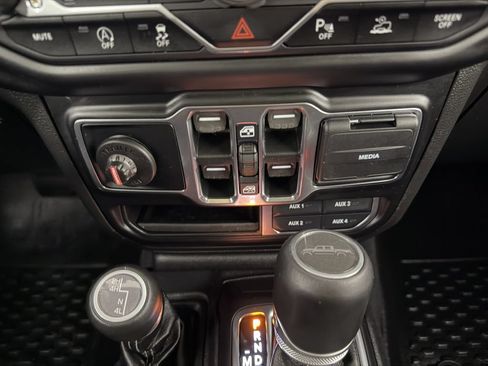 Used 2021 Jeep Gladiator Overland w/ Popular Equipment Package AWD/4WD image 37