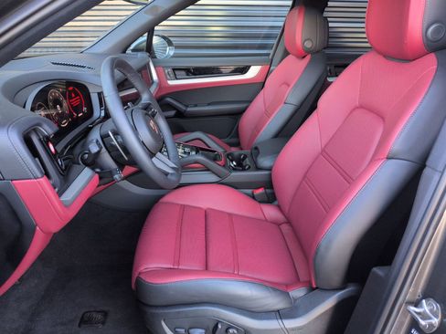 Certified 2025 Porsche Cayenne S AWD/4WD image 5