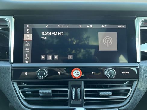 Certified 2025 Porsche Macan image 12