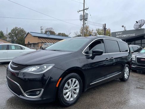Used 2019 Chrysler Pacifica Touring-L FWD image 1
