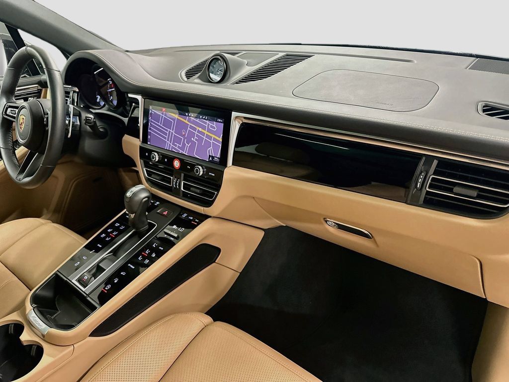 Certified 2025 Porsche Macan AWD/4WD image 30