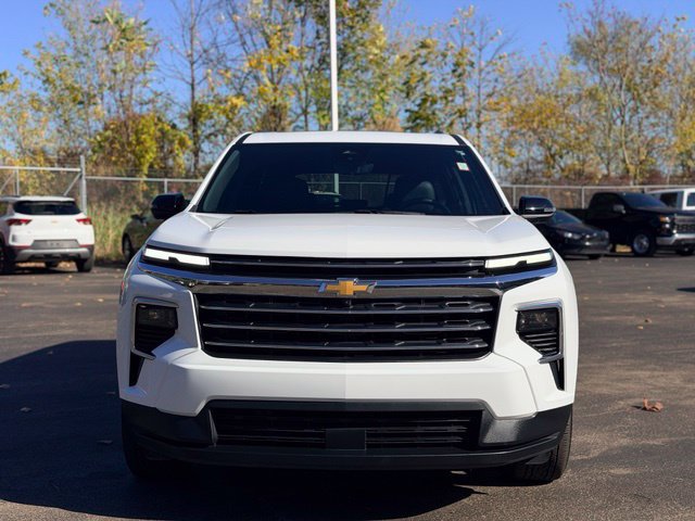 Used 2026 Chevrolet Traverse LT w/ Sun and Wheel Package FWD image 3