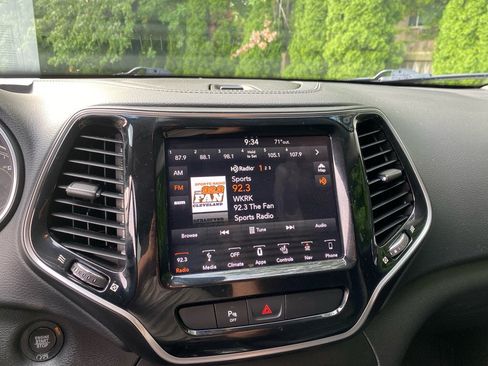 Used 2019 Jeep Cherokee Limited AWD/4WD image 13