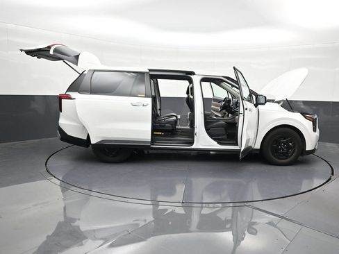 Used 2025 Kia Carnival FWD image 33