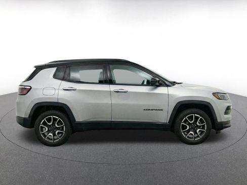 Used 2025 Jeep Compass Trailhawk AWD/4WD image 10