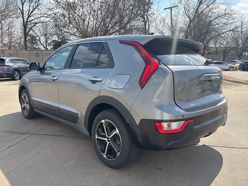 Used 2025 Kia Niro LX image 5