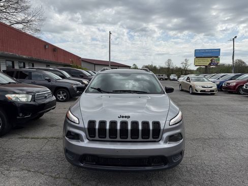 Used 2017 Jeep Cherokee Sport FWD image 4