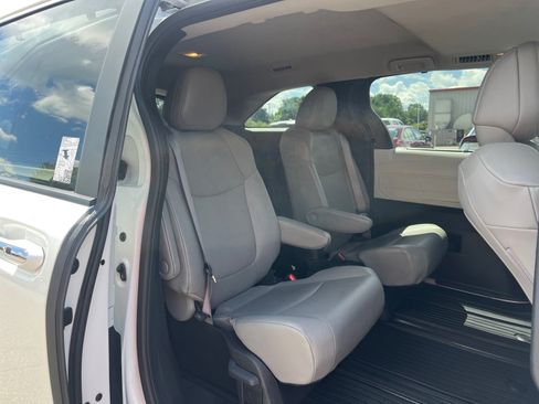 Used 2025 Toyota Sienna XLE FWD image 32