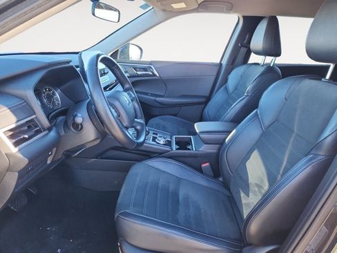 Used 2024 Mitsubishi Outlander SE image 9