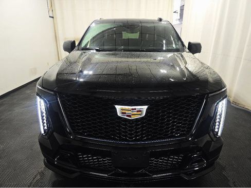 Used 2025 Cadillac Escalade ESV V AWD/4WD image 2