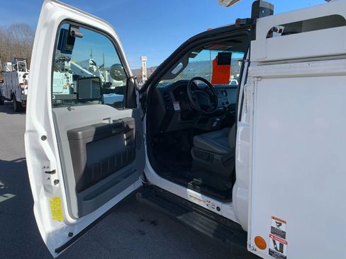 Used 2016 Ford F550 XL 165 W.B. 2D image 8