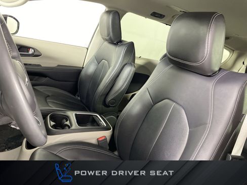 Used 2024 Chrysler Pacifica Touring-L image 16