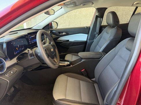 Used 2025 Chevrolet Trax LT FWD image 25