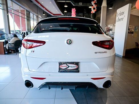 Used 2023 Alfa Romeo Stelvio Veloce image 7
