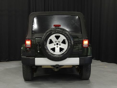 Used 2011 Jeep Wrangler Unlimited Sahara w/ Connectivity Group AWD/4WD image 4