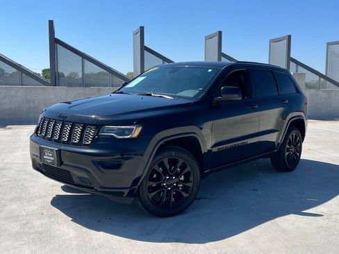 Used 2022 Jeep Grand Cherokee Laredo X AWD/4WD image 2