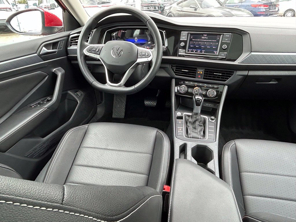 Used 2023 Volkswagen Jetta SE w/ Panoramic Sunroof Package FWD image 9
